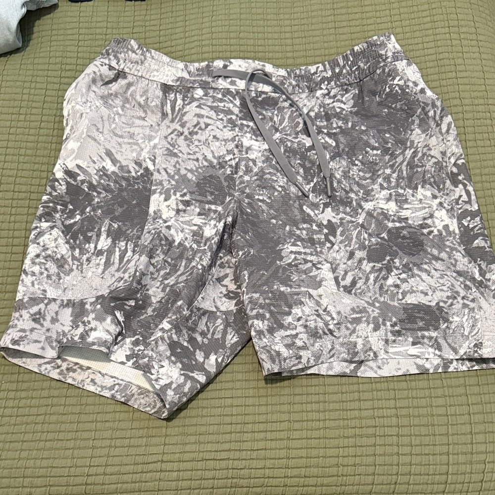 lululemon athletica Gray Patterned Athletic Shorts bowline 8”